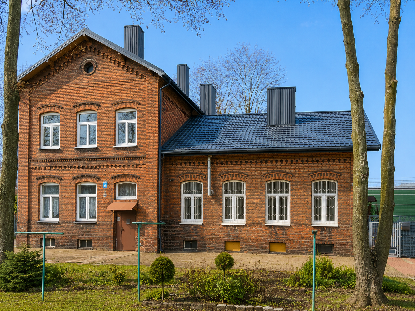 Bohaterów Warszawy — kamienica po wymianie dachu